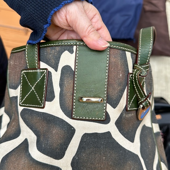 Dooney & Bourke Giraffe Canvas Shoulder Bag Purse Tote with Green Leather Trim - Picture 15 of 16